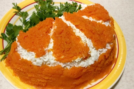 Салат "апельсиновая долька" с курицей, грибами, сыром, морковью