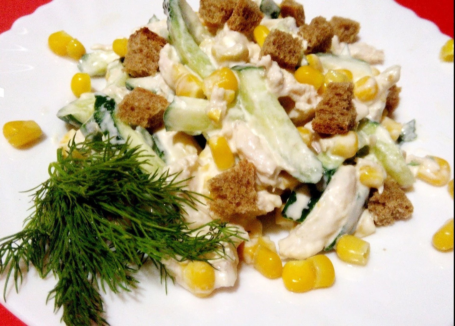 Салат с сухариками и огурцом - рецепты с фото