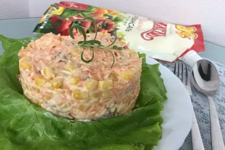 Салат с копчёной колбасой и сыром