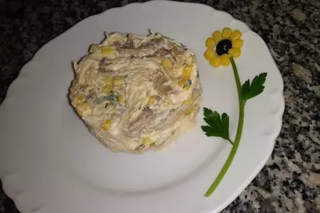 Салат с курицей,грибами и кукурузой.