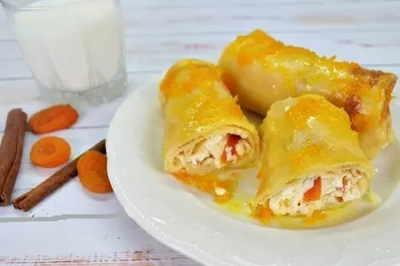 Блины с творогом, курагой и апельсиновым соусом