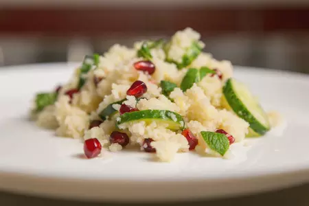 Салат с кускусом, гранатом и огурцом