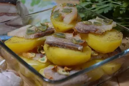 Картошка с салом и чесноком, запеченная в духовке