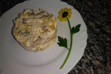 Салат с курицей, грибами и кукурузой