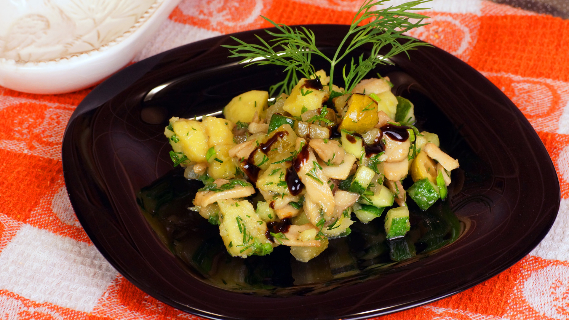 Салат с шампиньонами и свежими овощами