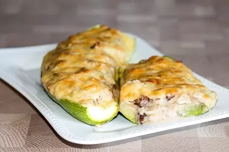 Жюльен в запеченных кабачках - горячая закуска