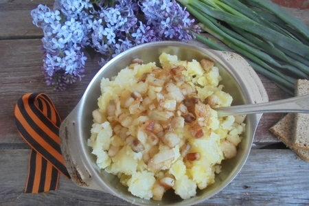 Фото к рецепту: Картофельная толченка с луком и салом
