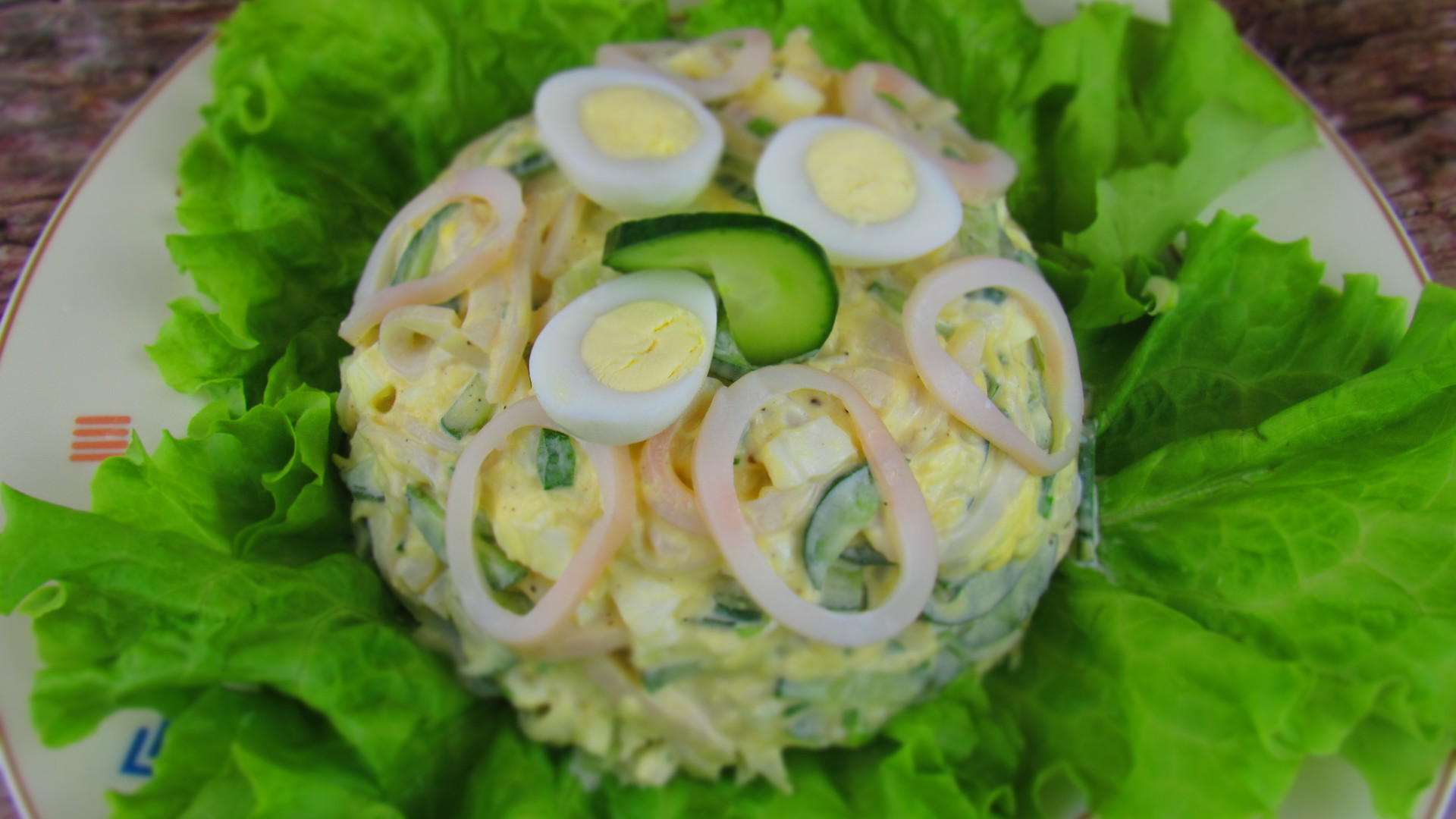 Салат с кальмарами сыром и вареными яйцами