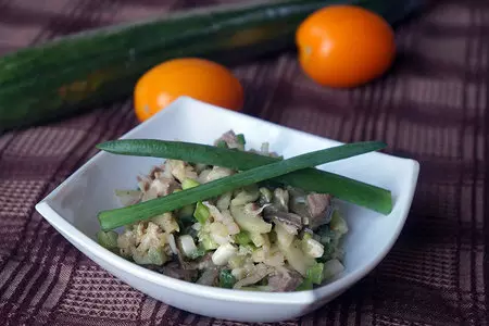 Салат с говядиной и горчичной заправкой