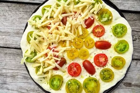 Фото к рецепту: Манка, яблоки и помидоры - фантастически вкусно! закусочные лепешки с сыром!