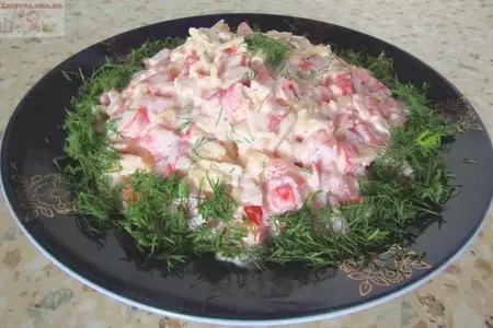 Салат с крабовыми палочками, сыром и помидорами