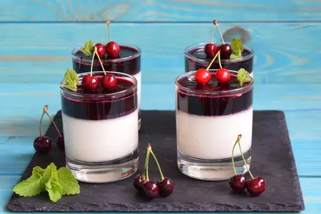 Итальянский десерт panna cotta c черешней