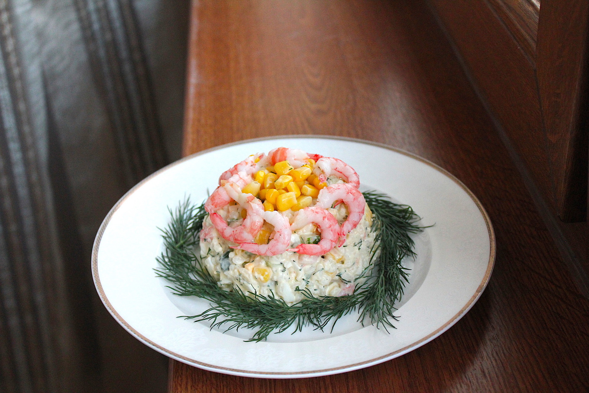 Салат с креветками кукурузой и огурцом