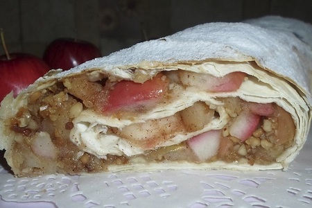 Фото к рецепту: Яблочный штрудель из лаваша