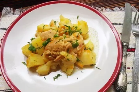 Тушеное мясо с картошкой в кастрюле