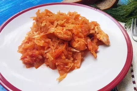 Диетическая тушеная капуста с курицей