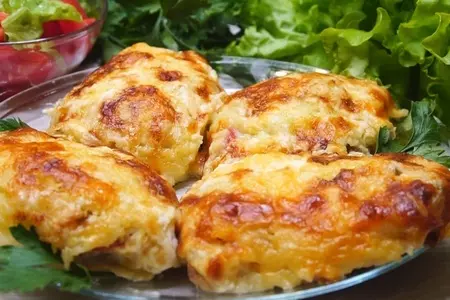 Мясо свинины под картофельной шубкой с сыром, помидоркой в духовке