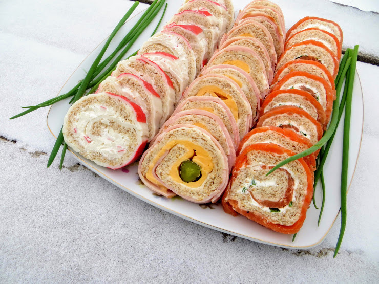 Закусочный рулет из блинов со творожным сыром и красной рыбой простой рецепт с фото пошагово