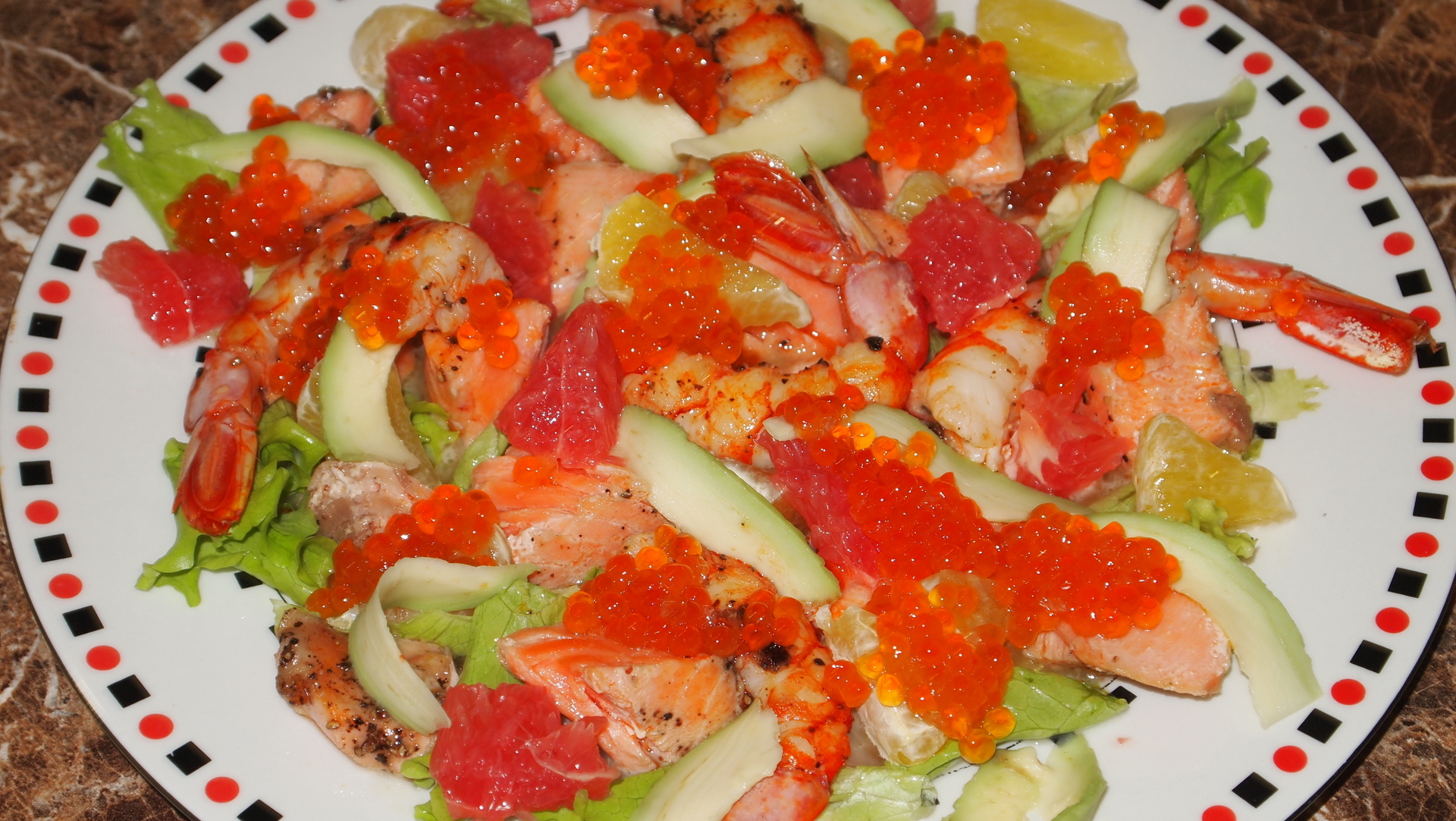 Салат с красной рыбой и креветками
