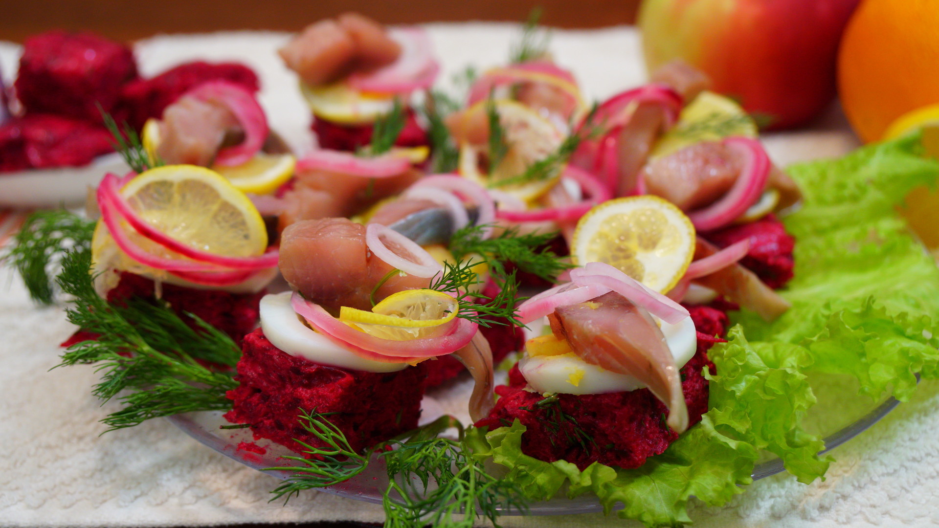 Еврейская закуска из селедки. Закуска селедка с картошкой. Сельдь под шубой. Селедка по цыгански очень вкусная холодная закуска.