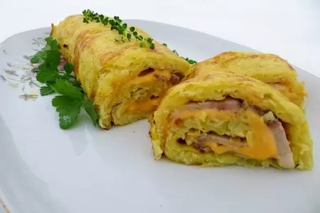 Картофельный рулет с мясом и сыром