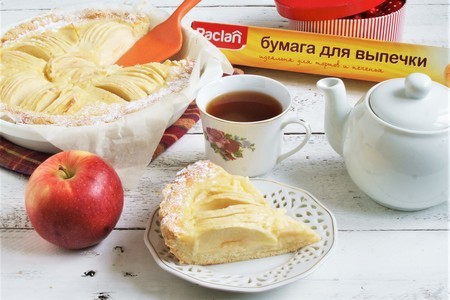 Фото к рецепту: Пирог с яблоками и сметанной начинкой 