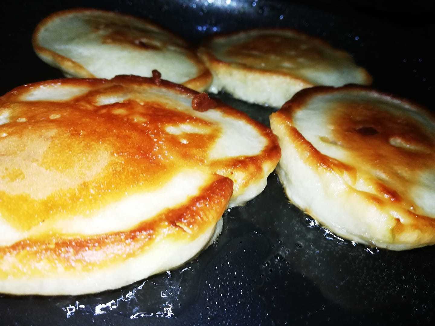 Оладьи на воде рецепт пышные с дрожжами и яблоками