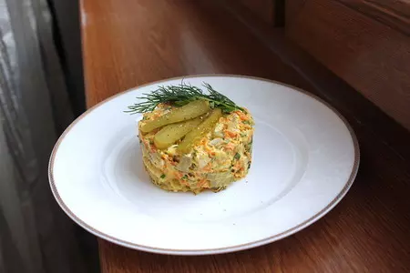 Салат "обжорка" с курицей и маринованными огурчиками