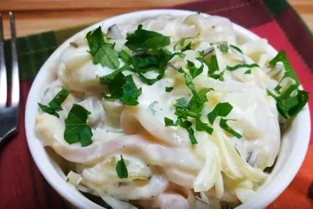 Быстрый салат с кальмарами