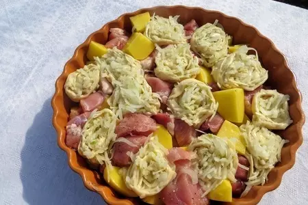 Картошка с мясом и луковыми рулетами