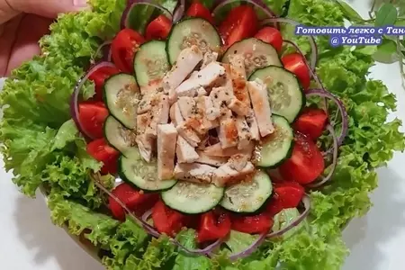 Весенний салат с куриной грудкой и пикантной заправкой