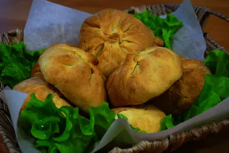 Фото к рецепту: Пирожки с начинкой из кабачков и курицы