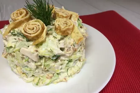 Салат с курицей и омлетом