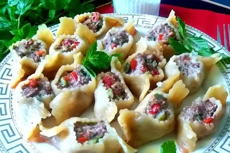 Фото к рецепту: Пельмени необыкновенные с мясо-овощной начинкой.