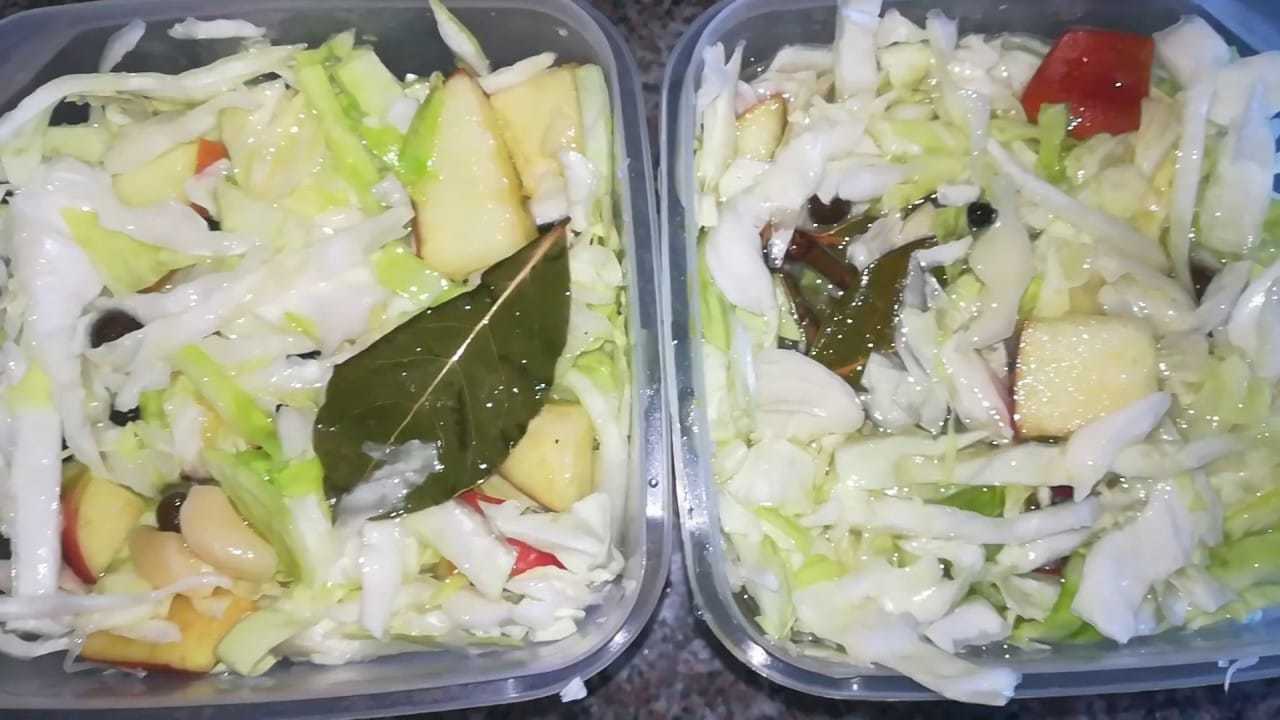 Салат из капусты с яблоками на зиму