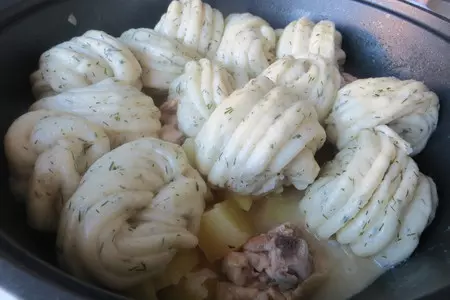 Картошка с мясом и пампушками на пару