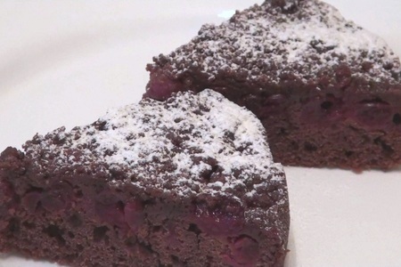Шоколадный пирог с вишней и штрейзельной крошкой