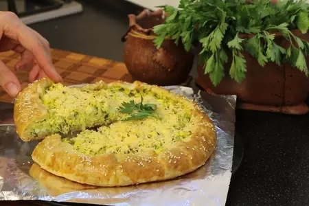 Сочный пирог с молодой капустой, яйцами и зеленью