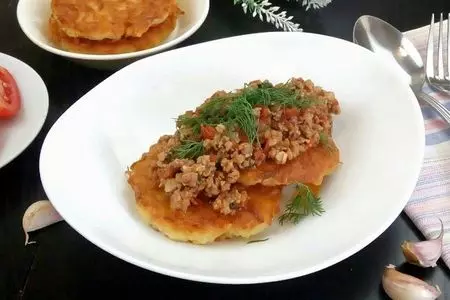 Картофельные деруны с мясной подливкой