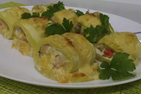 Запеченные рулетики из кабачков с курицей