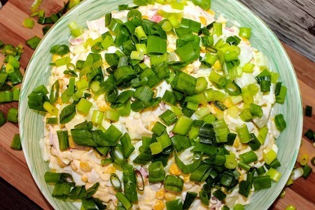 Фото к рецепту: Салат нежность с крабовыми палочками и плавленным сыром 
