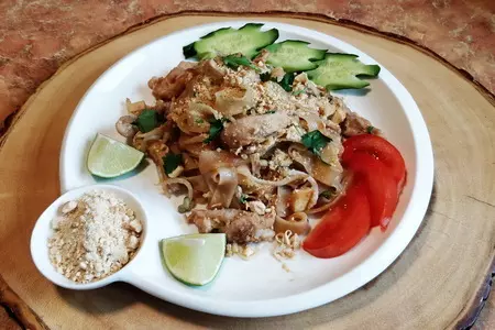 Пад тай с курицей и яйцом (pad thai)