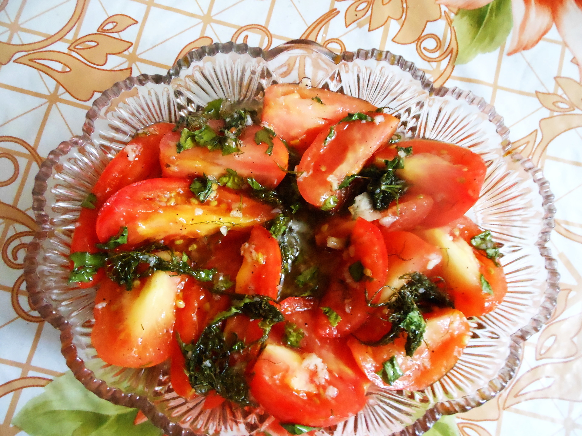 Быстрые маринованные помидоры с чесноком и зеленью на стол