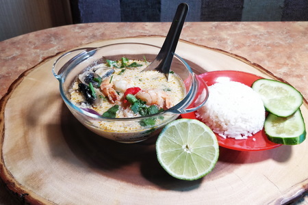 Фото к рецепту: Том кха кунг (тайская кухня)