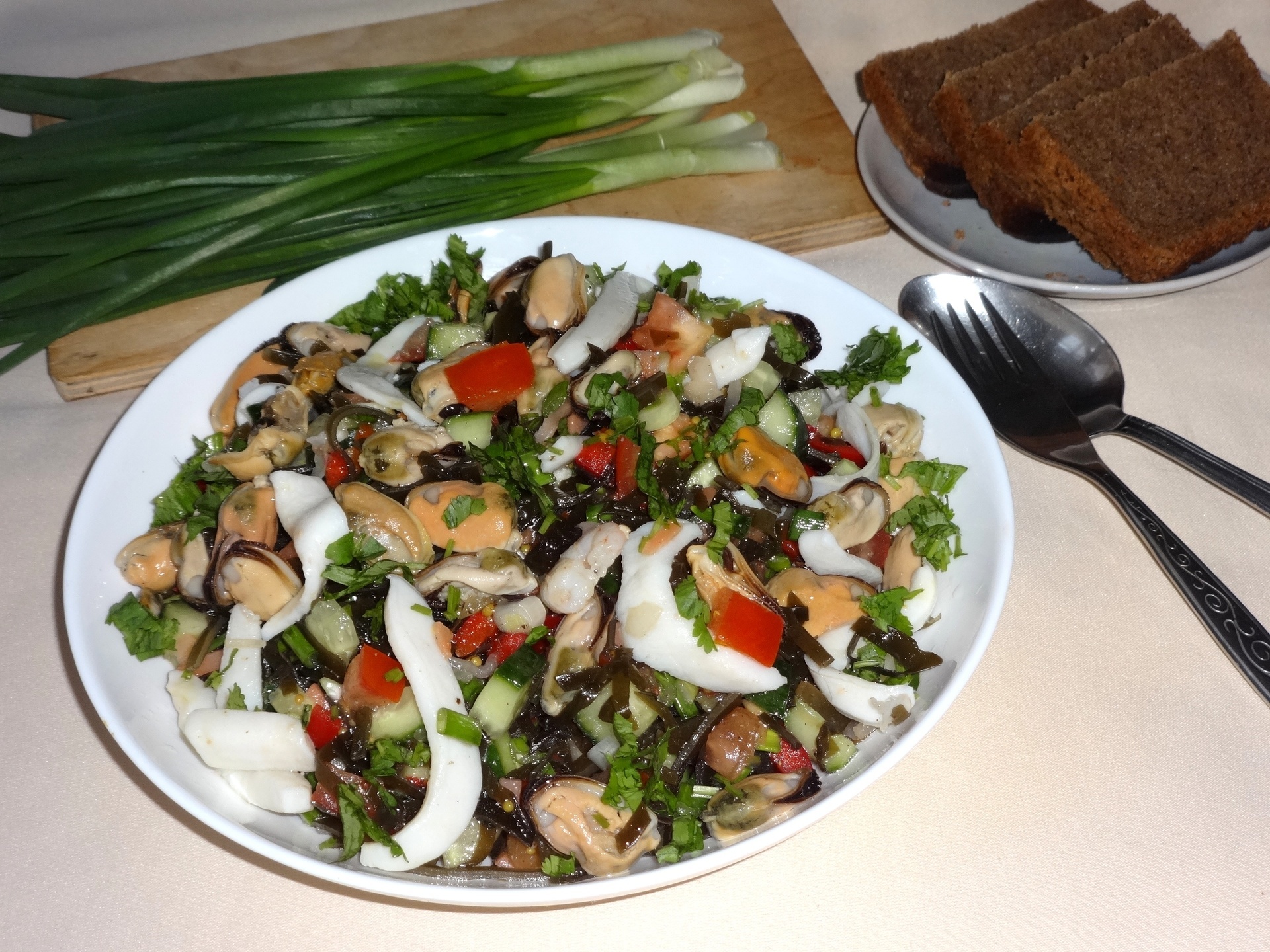 Салат с морским коктейлем и овощами