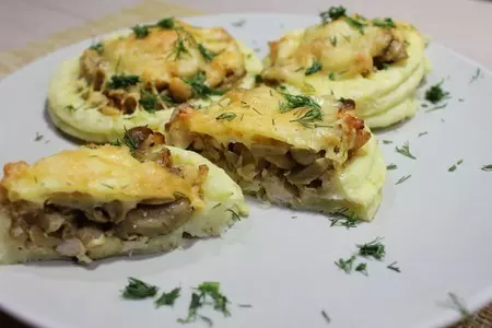 Картофельные корзинки с курицей и грибами