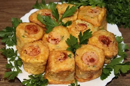 Вафельные рулетики с сосисками