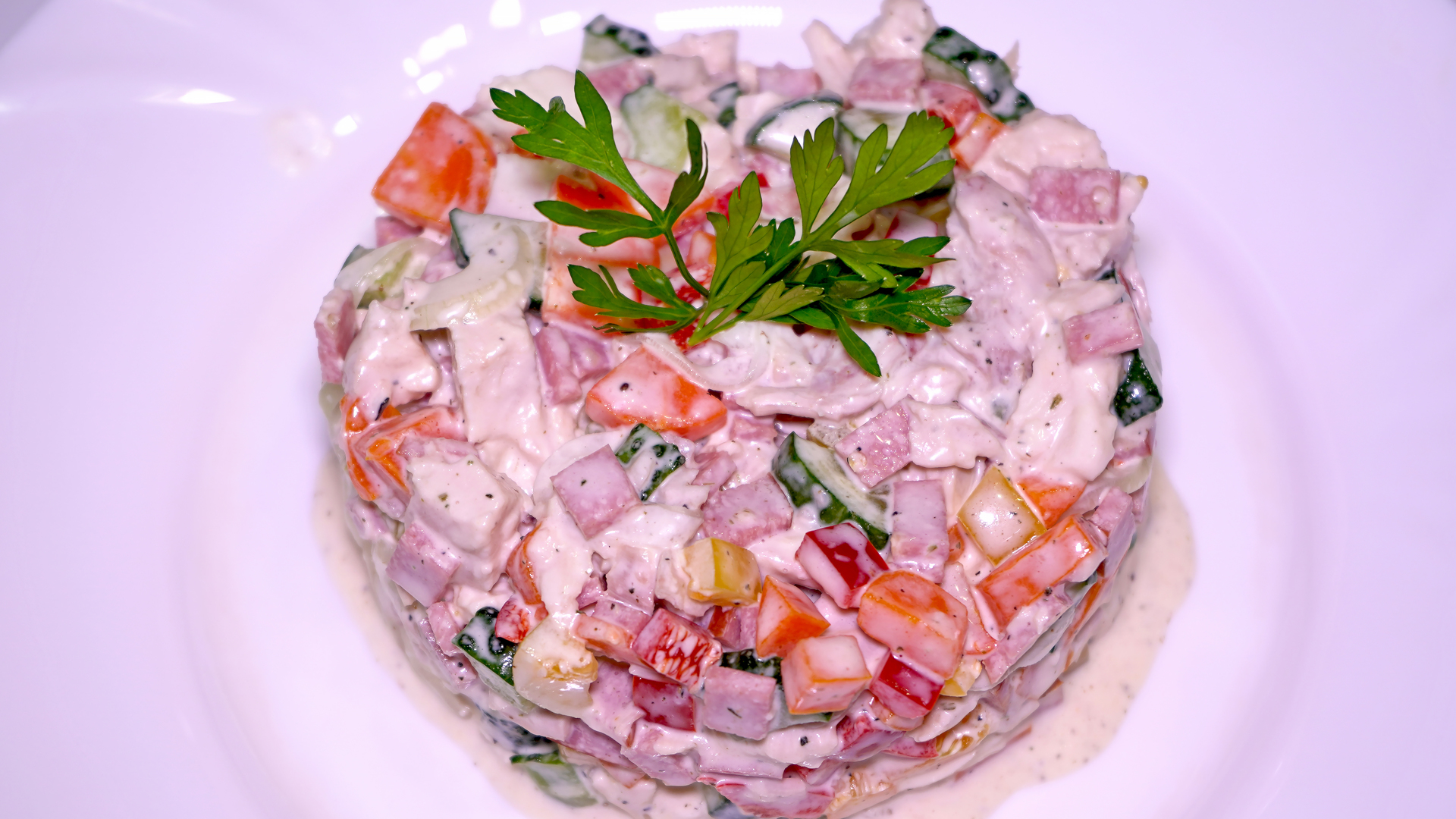 Салат мясной классический с колбасой