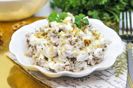 Салат мясной с говядиной и грецким орехом