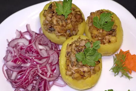 Запеченная скумбрия с картошкой в духовке